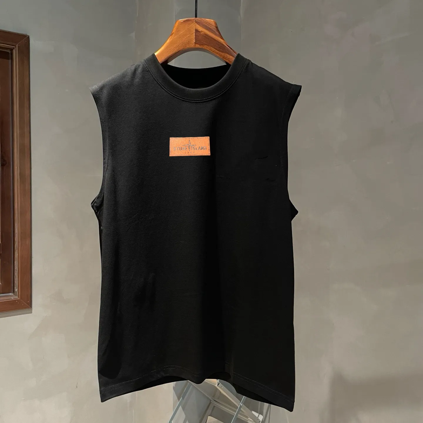 P150 Stone Island new summer sleeveless vest is now online👏! The iconic brand leather logo on the chest is simple and elegant😍! 220g pure cotton fabric, comfortable and breathable👍. It’s simply a must-have item for summer✨! Color: black, white Size: S～XL. Please report your height and weight when placing an order in the loose version